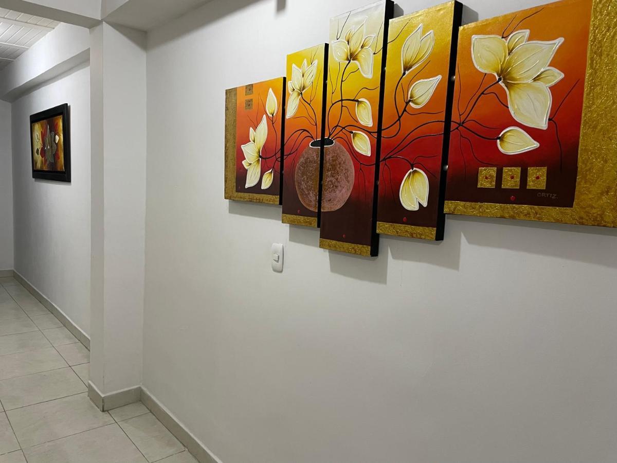 Apartamento Cerca A La Candelaria Y Hospitales Principales De Bogota Bagian luar foto